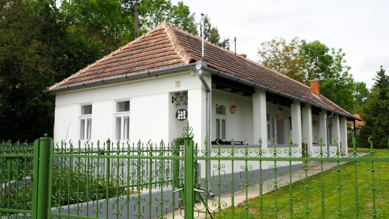 Villa Van Egy Haz Erdohorvati Exterior foto